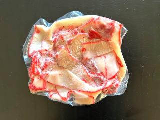 ミンク鯨またはニタリ鯨のきざみベーコン